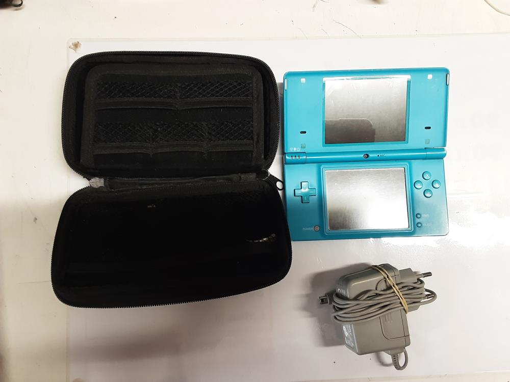 NINTENDO DSI BLEU AVEC CHARGEUR ET POCHETTE