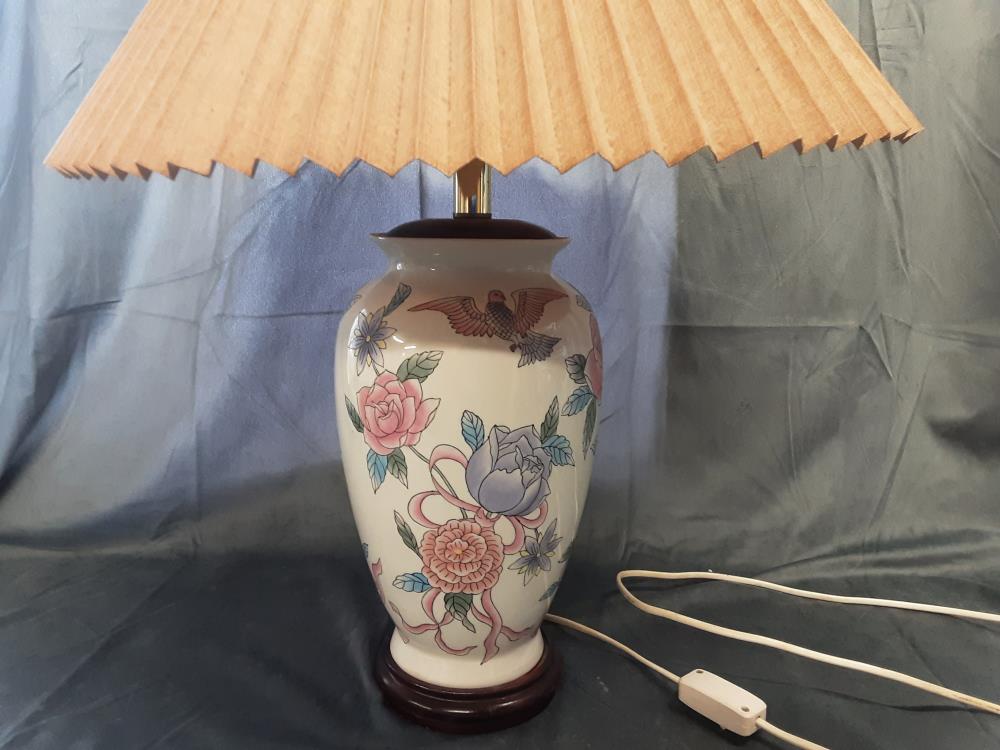 LAMPE A POSER GM ABAT JOUR PAPIER PIED PORCELAINE FLEURS BLEUES ET ROSES HAUT 60CM