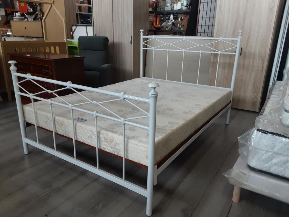 LIT METAL BLANC AVEC SOMMIER 140X190