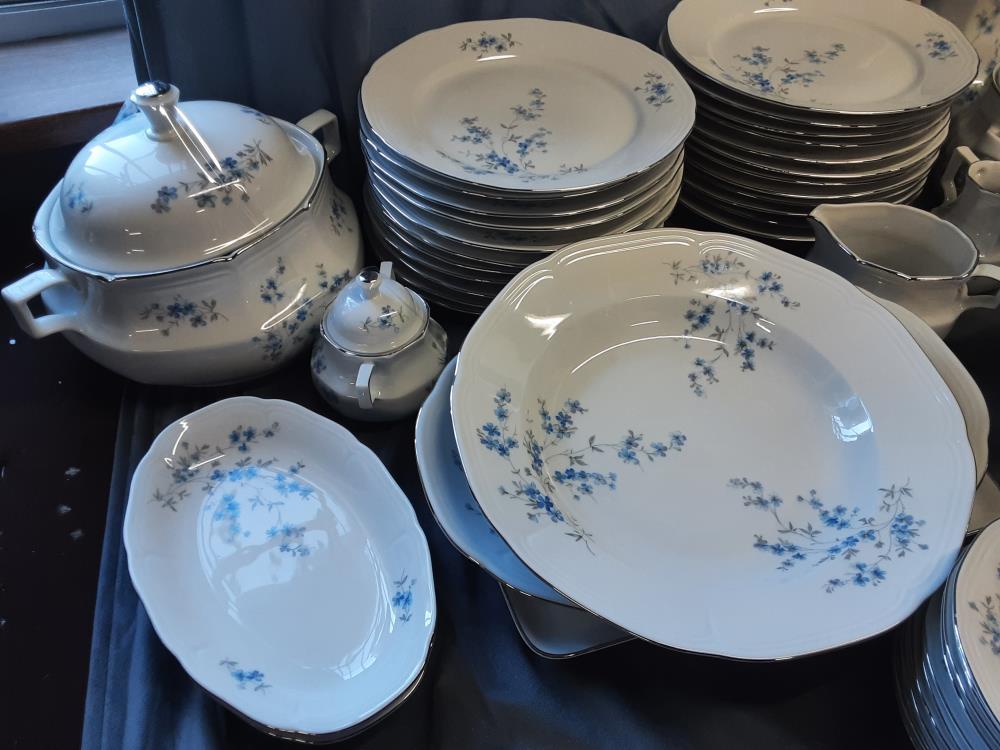 SERVICE EN PORCELAINE 85 PCS DECOR FLEURS BLEUES BAVARIA