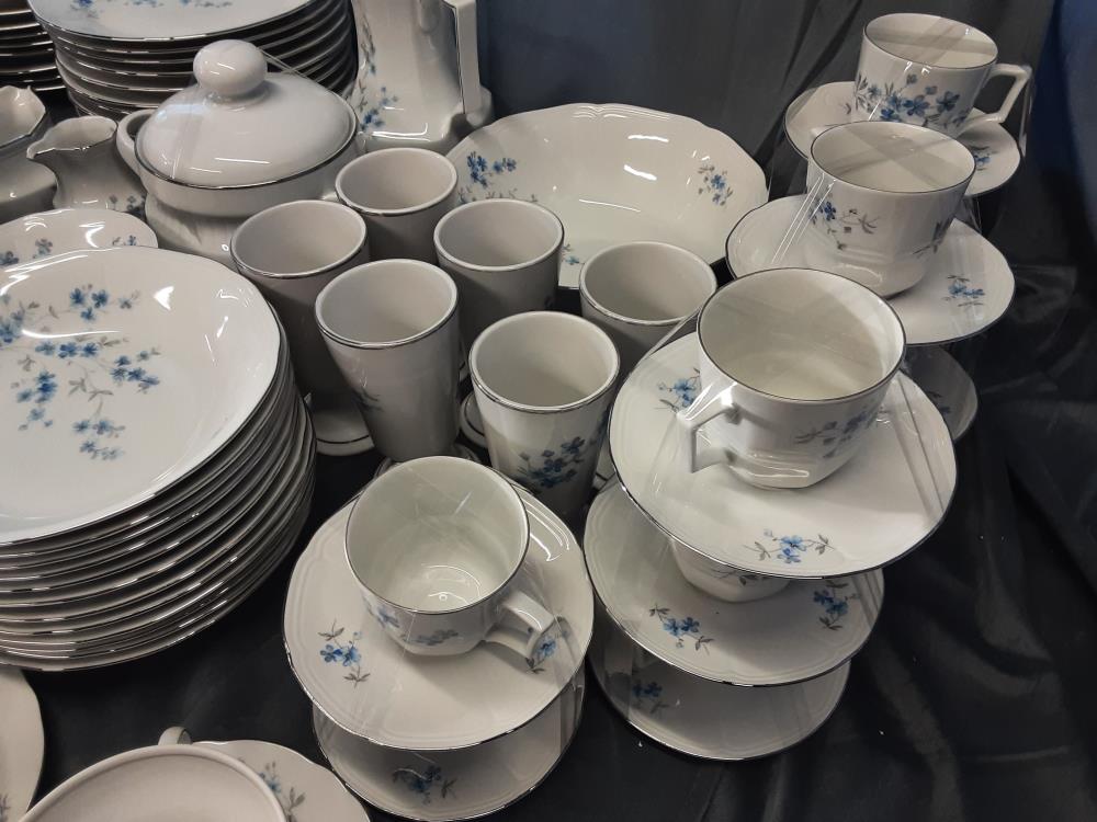 SERVICE EN PORCELAINE 85 PCS DECOR FLEURS BLEUES BAVARIA