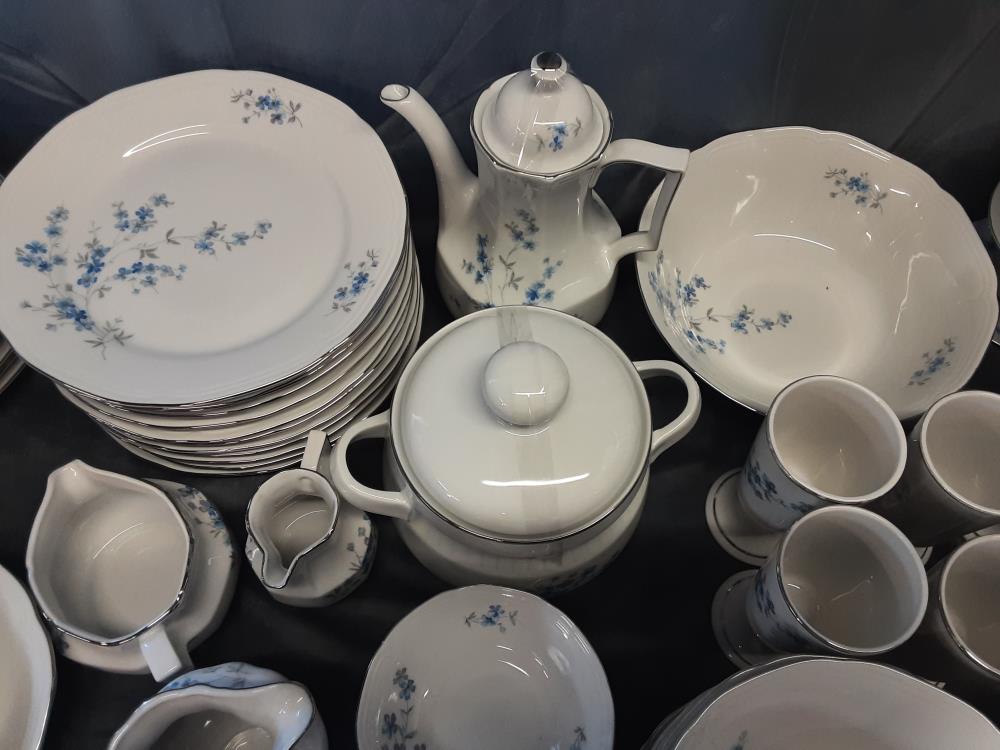 SERVICE EN PORCELAINE 85 PCS DECOR FLEURS BLEUES BAVARIA