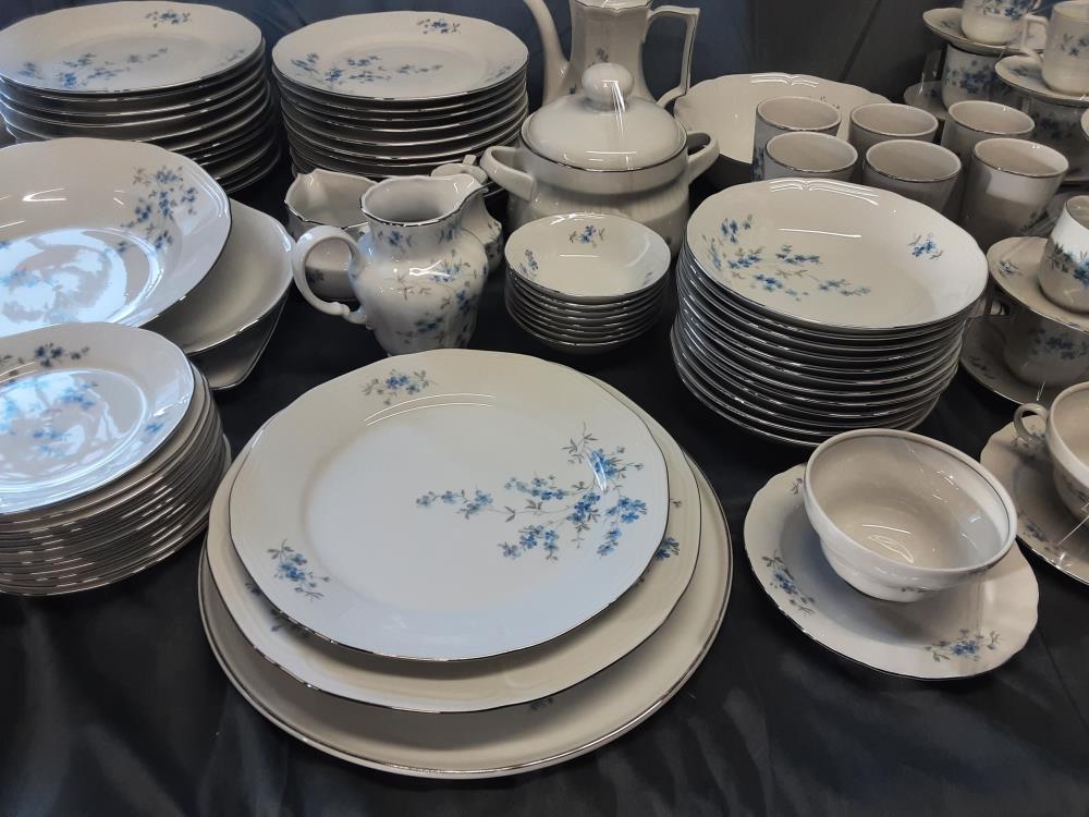 SERVICE EN PORCELAINE 85 PCS DECOR FLEURS BLEUES BAVARIA