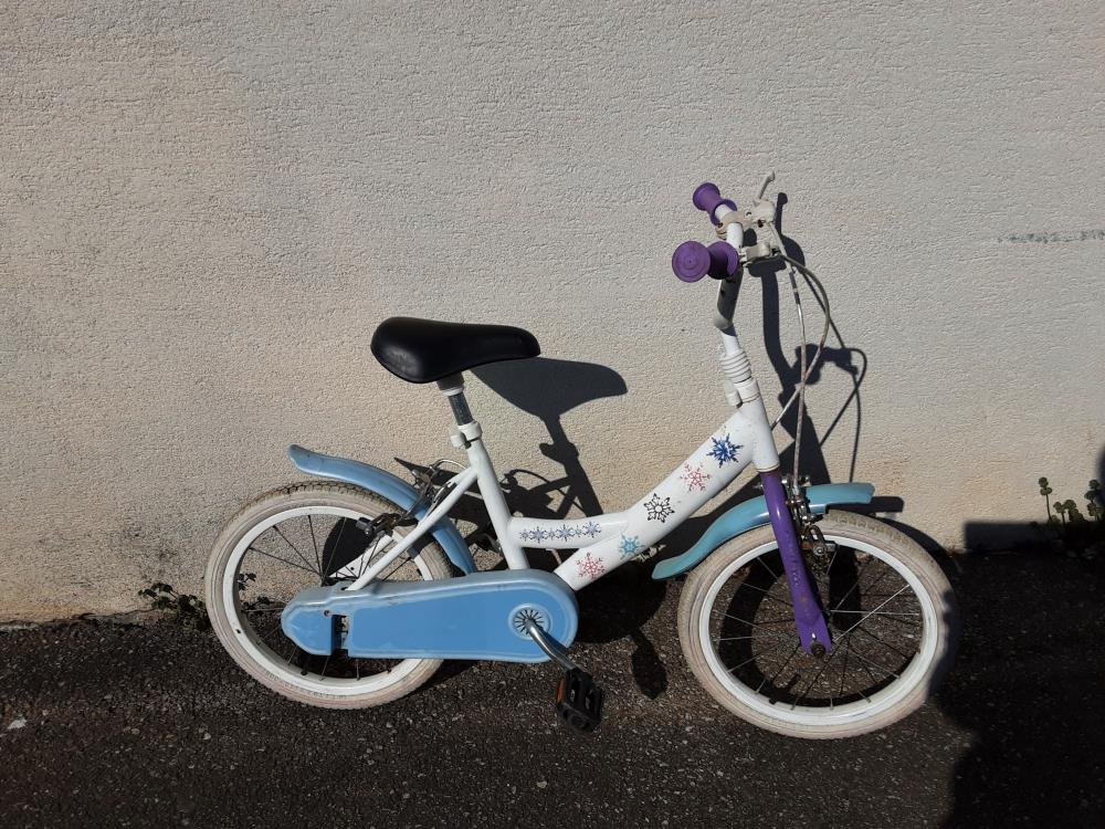 VELO ENFANT BLANC ET BLEU 16P