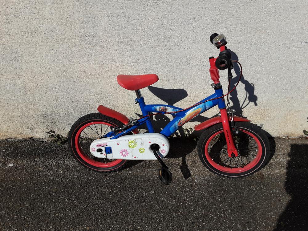 VELO ENFANT SPIDER MAN ROUGE ET BLEU 14 P