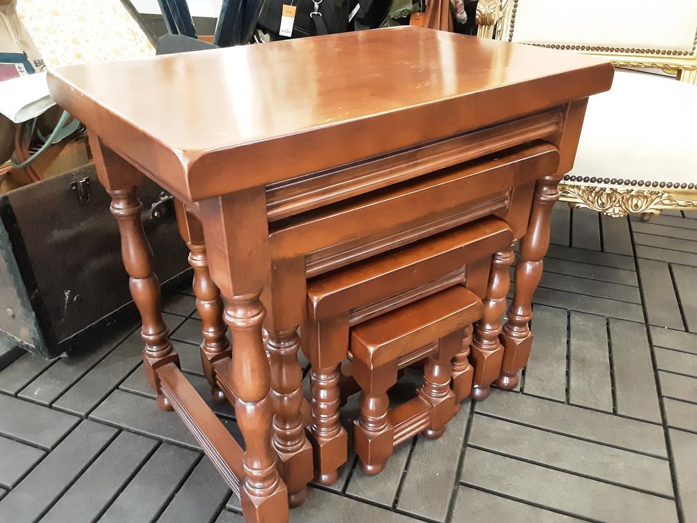 LOT DE 4 TABLES GIGOGNES