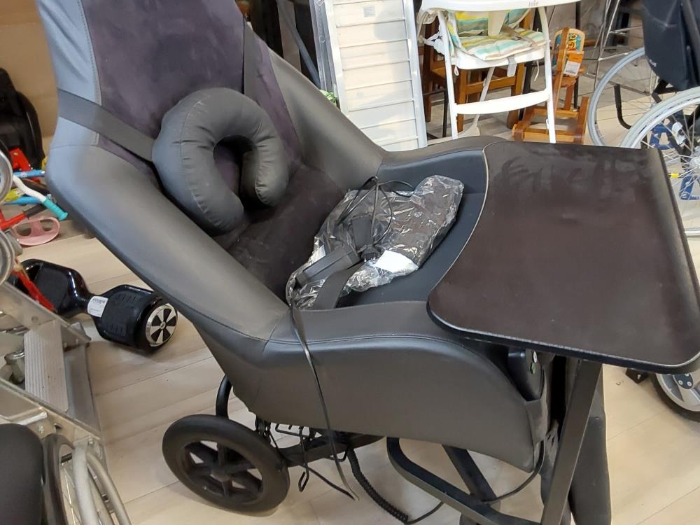 FAUTEUIL A ROUES ELECTRIQUE RELEVEUR AVEC TABLETTE