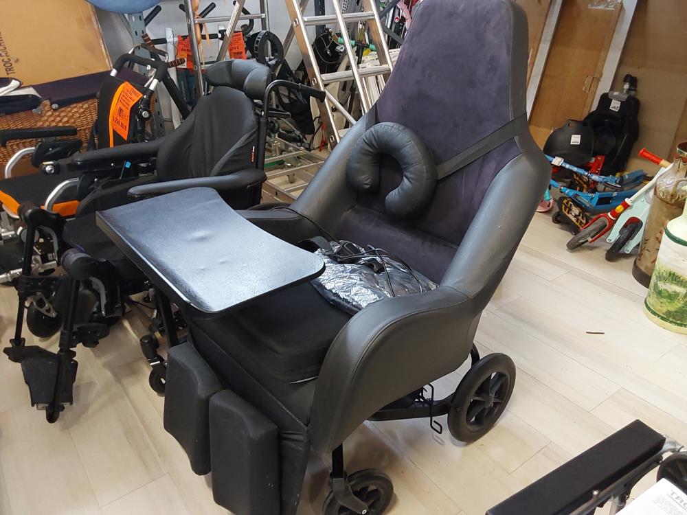 FAUTEUIL A ROUES ELECTRIQUE RELEVEUR AVEC TABLETTE