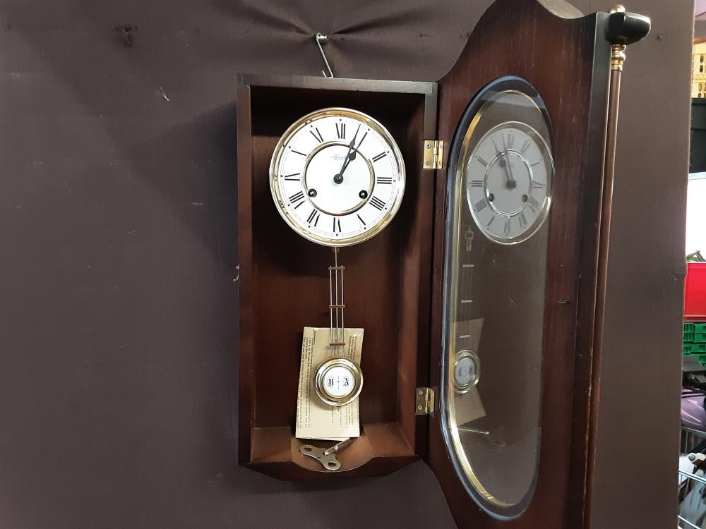 PENDULE MURALE AVEC BALANCIER ET CLEF