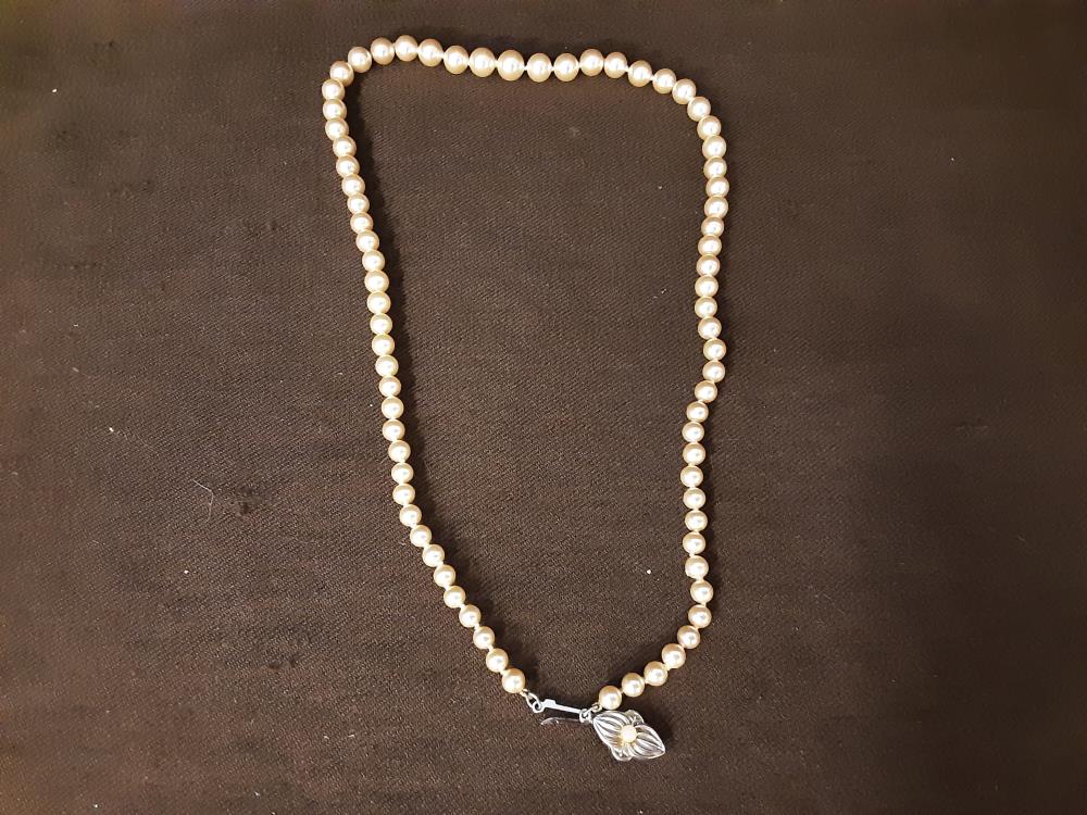 COLLIER PERLES BLANCHES