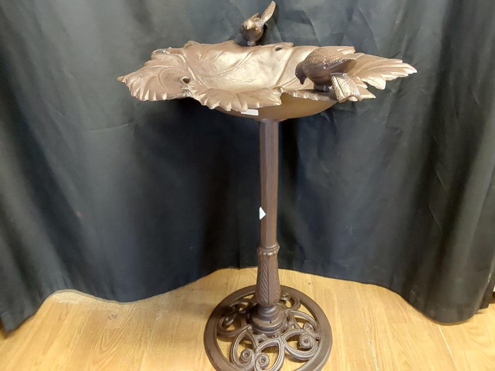 ABREUVOIR À OISEAUX EN FONTE COLORIS MARRON (SL-4-BR)