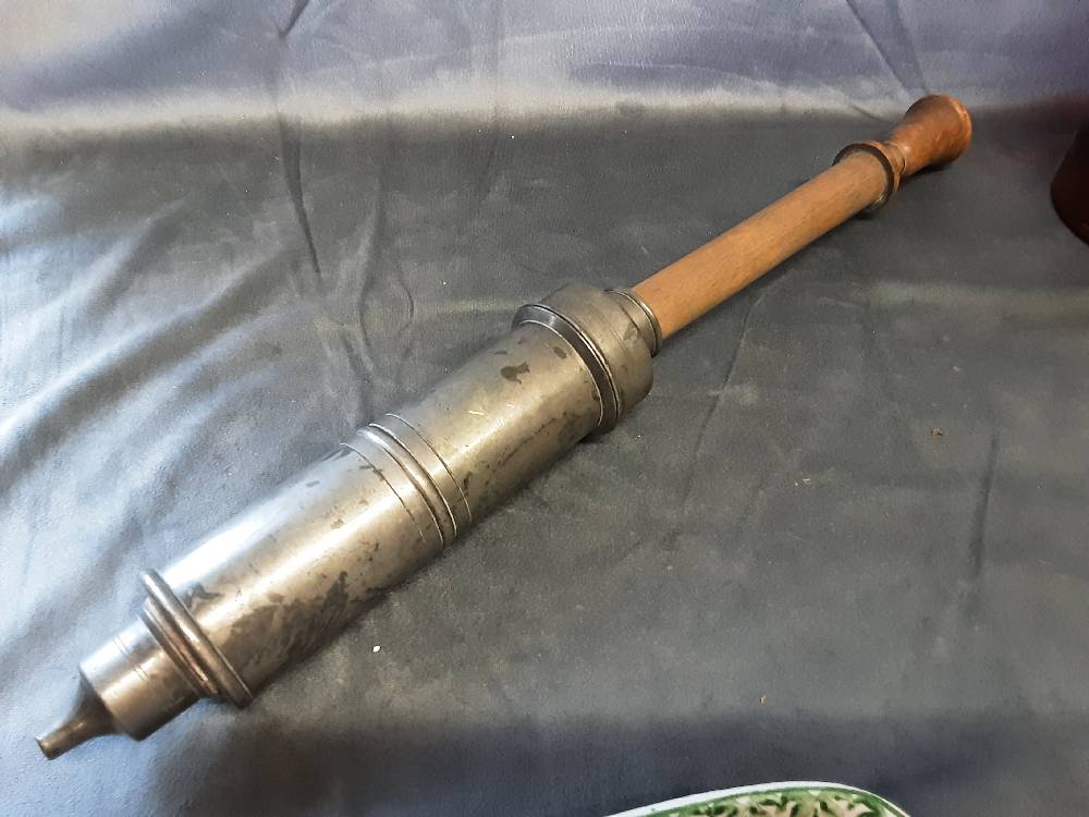SERINGUE OU CLYSTERE DE VETERINAIRE EN METAL POUSSOIR BOIS