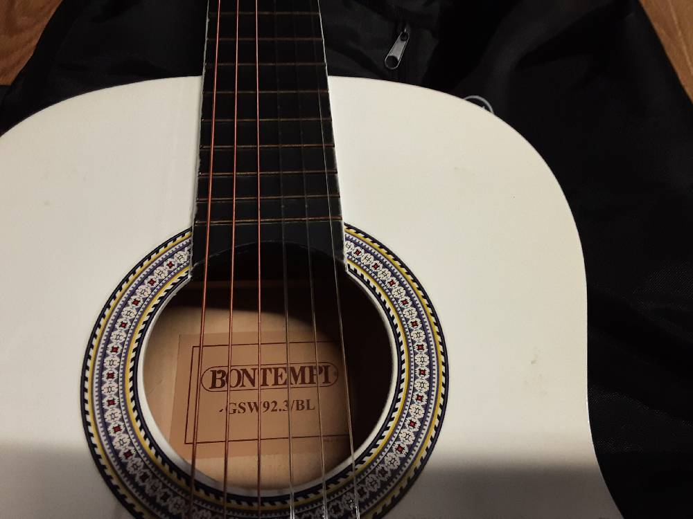 GUITARE BLANCHE BON TEMPI