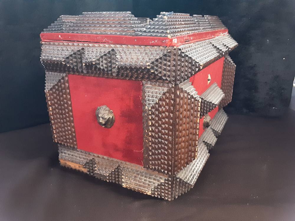 COFFRE PM BOIS ET TISSU VELOURS ROUGE