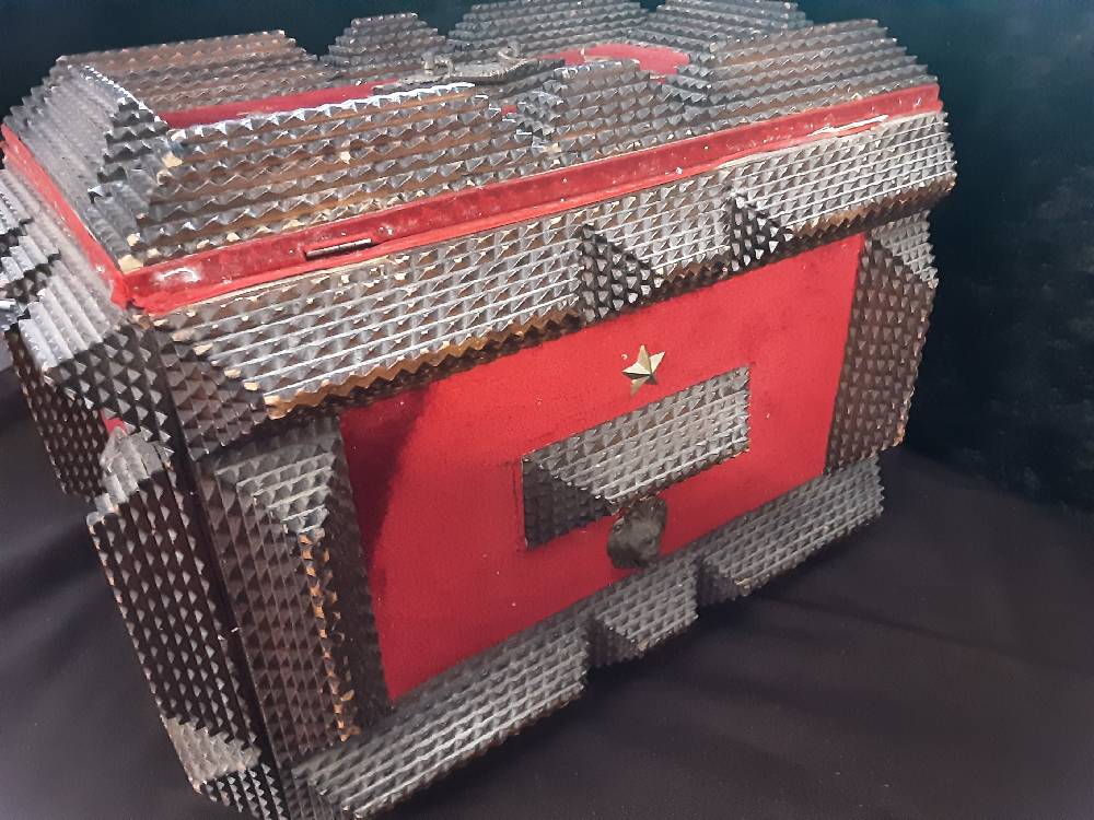 COFFRE PM BOIS ET TISSU VELOURS ROUGE