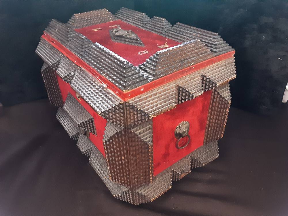 COFFRE PM BOIS ET TISSU VELOURS ROUGE