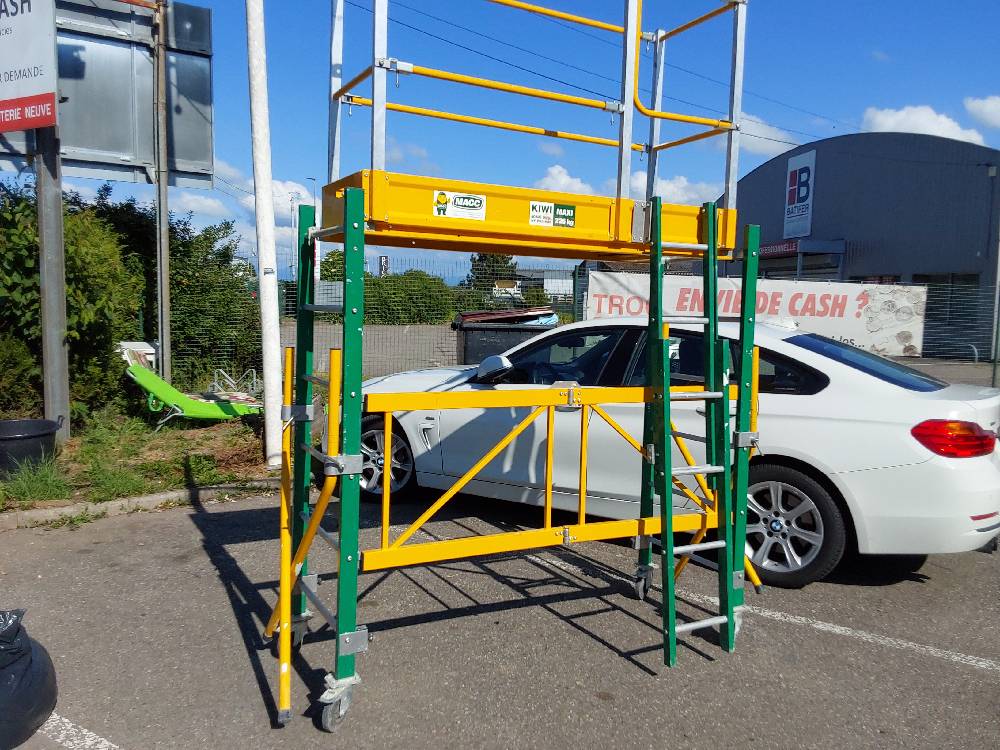ECHAFAUDAGE MARQUE MACC 225KG VERT ET JAUNE DEMONTABLE SUR ROULETTES