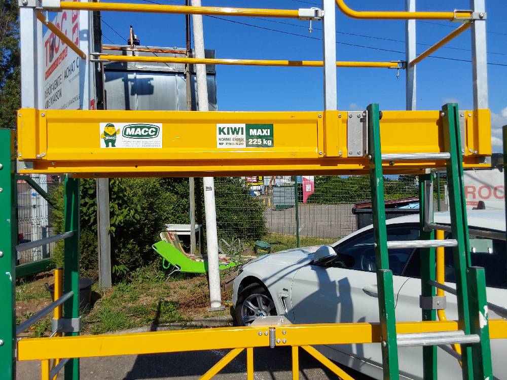 ECHAFAUDAGE MARQUE MACC 225KG VERT ET JAUNE DEMONTABLE SUR ROULETTES