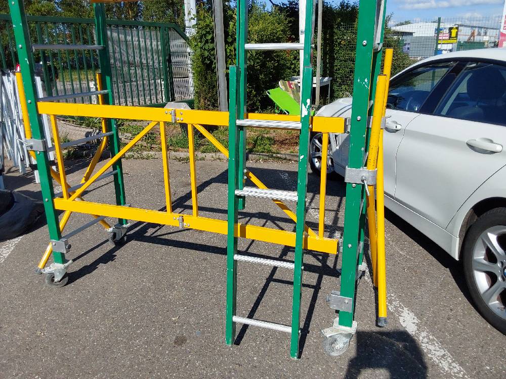 ECHAFAUDAGE MARQUE MACC 225KG VERT ET JAUNE DEMONTABLE SUR ROULETTES