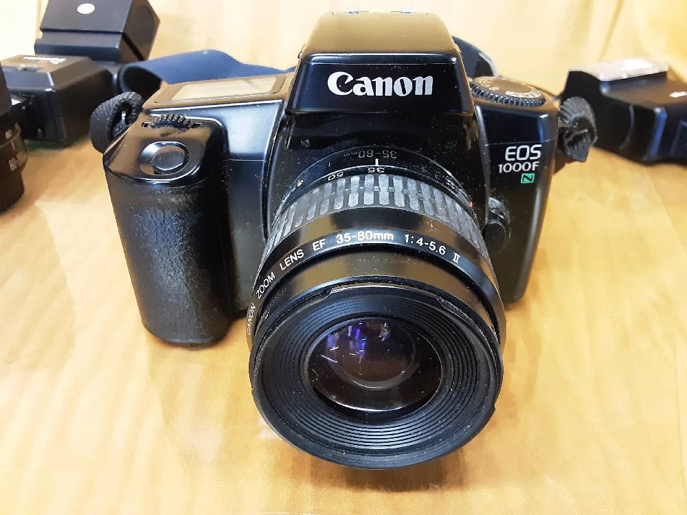 APPAREIL PHOTO CANON EOS 1000F + OBJECTIFS ET FLASHS
