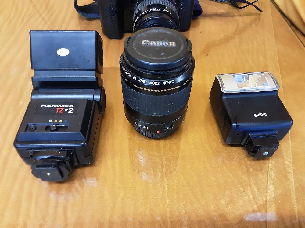 APPAREIL PHOTO CANON EOS 1000F + OBJECTIFS ET FLASHS