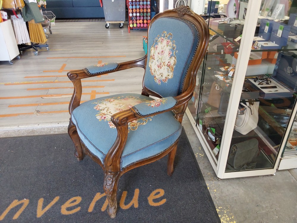 FAUTEUIL TISSU A RESTAURER BLEU ET FLEURS