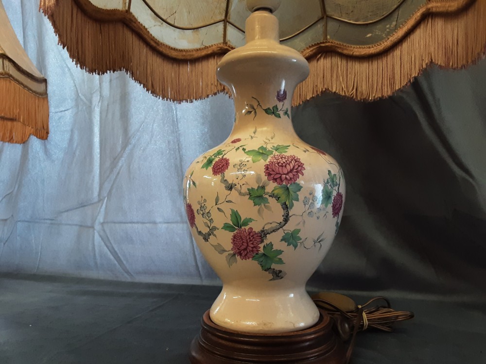 LAMPE DE SALON PIED BOIS ET CERAMIQUE FLEURS ROSES