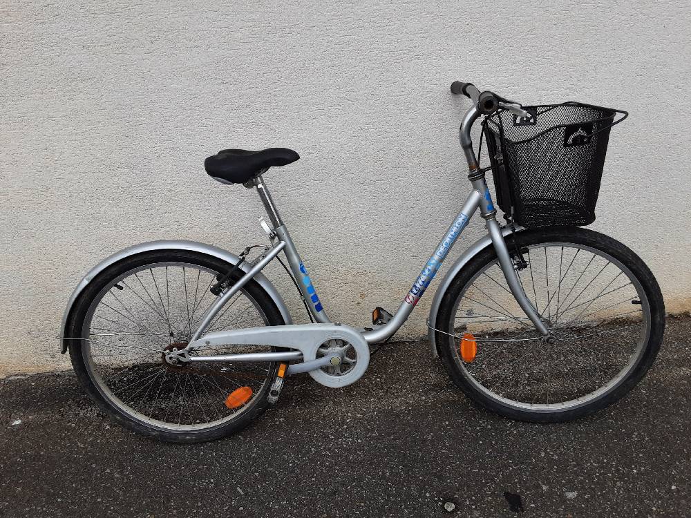 VELO DECATHLON GRIS 24 POUCES AVEC PANIER
