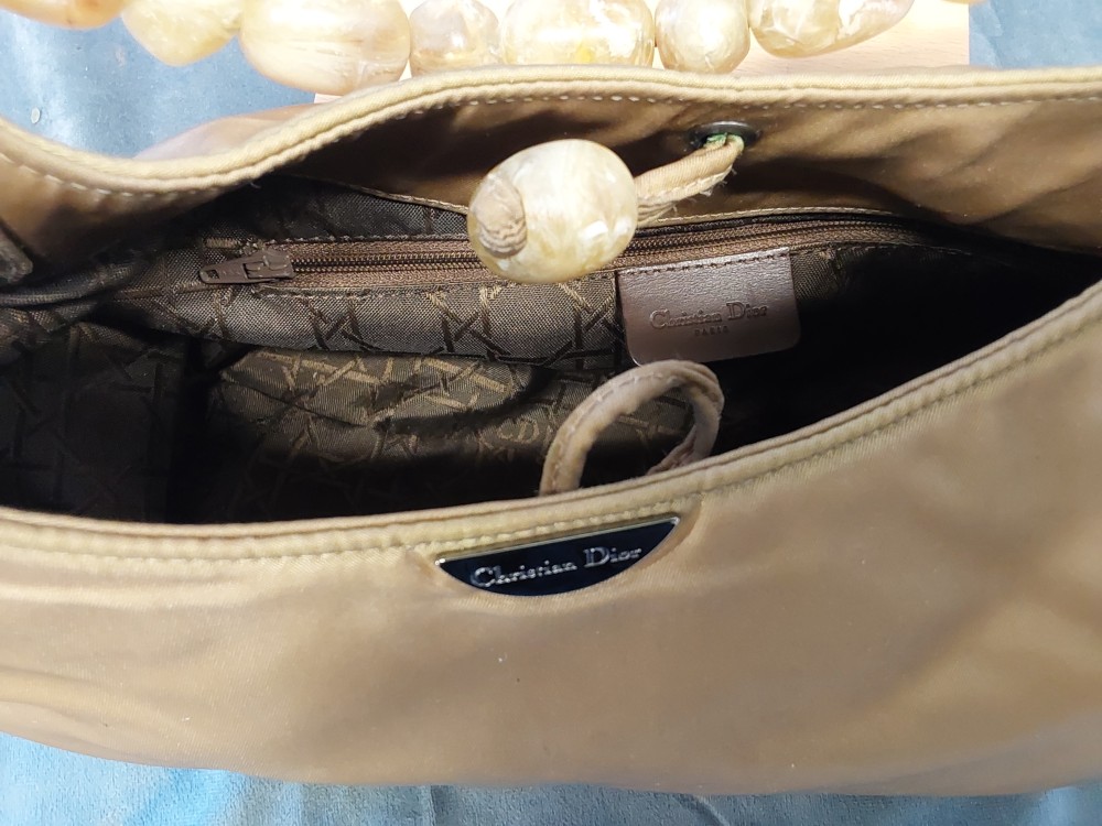 SAC A MAIN CHRISTIAN DIOR REF RU0959 TISSU BEIGE NYLON SATINE POIGNEE PERLES FANTAISIES