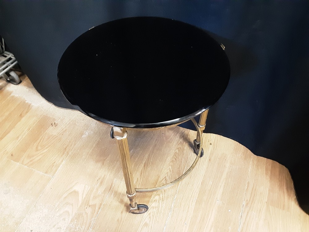 TABLE BASSE RONDE EN LAITON PLATEAU NOIR EN VERRE SUR ROULETTES