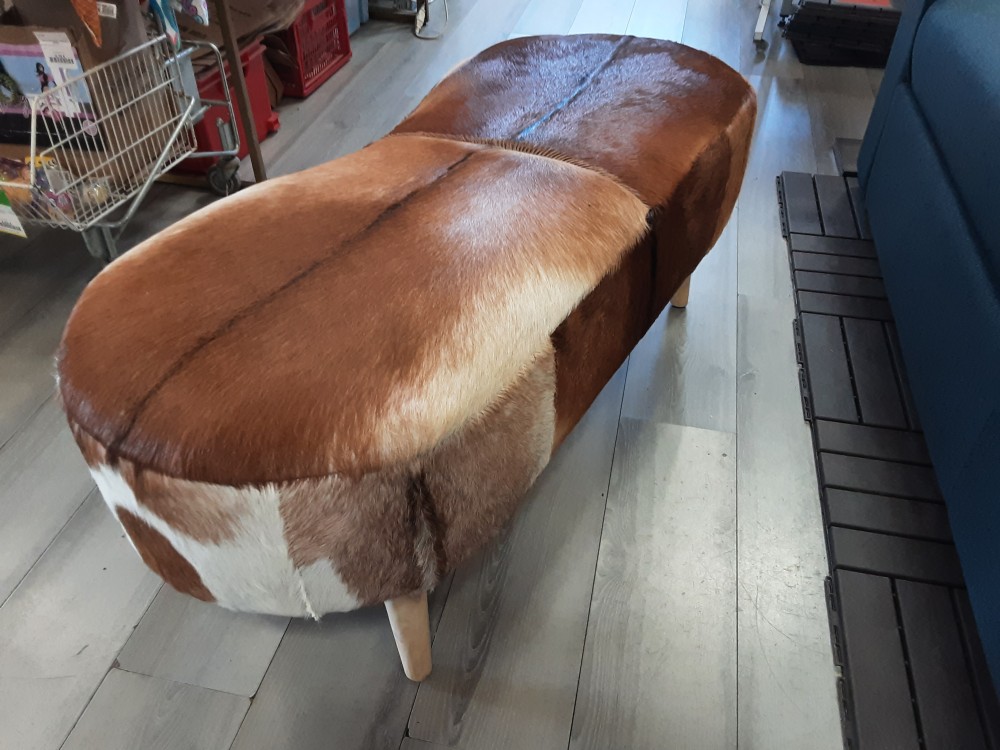 BANQUETTE EN PEAU DE CHEVRE PIEDS BOIS