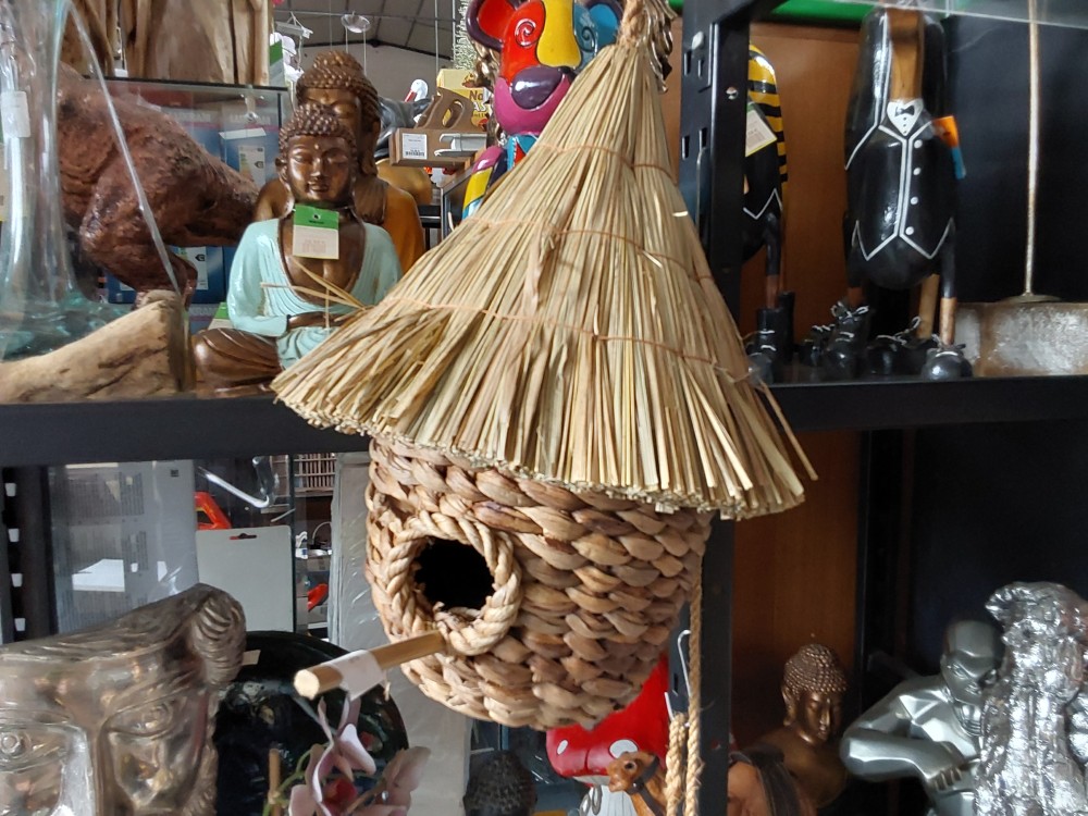 NICHOIR A OISEAUX EN FEUILLE DE BANANIER ET ROTIN HAUT 25CM