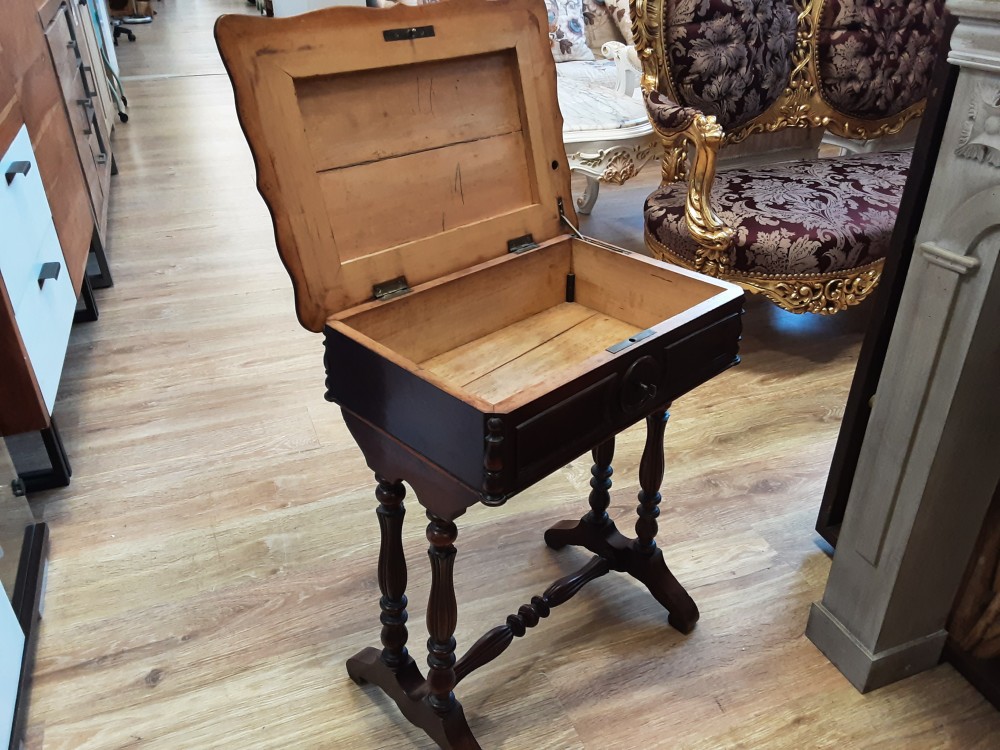 MEUBLE COUTURIÈRE A RESTAURER