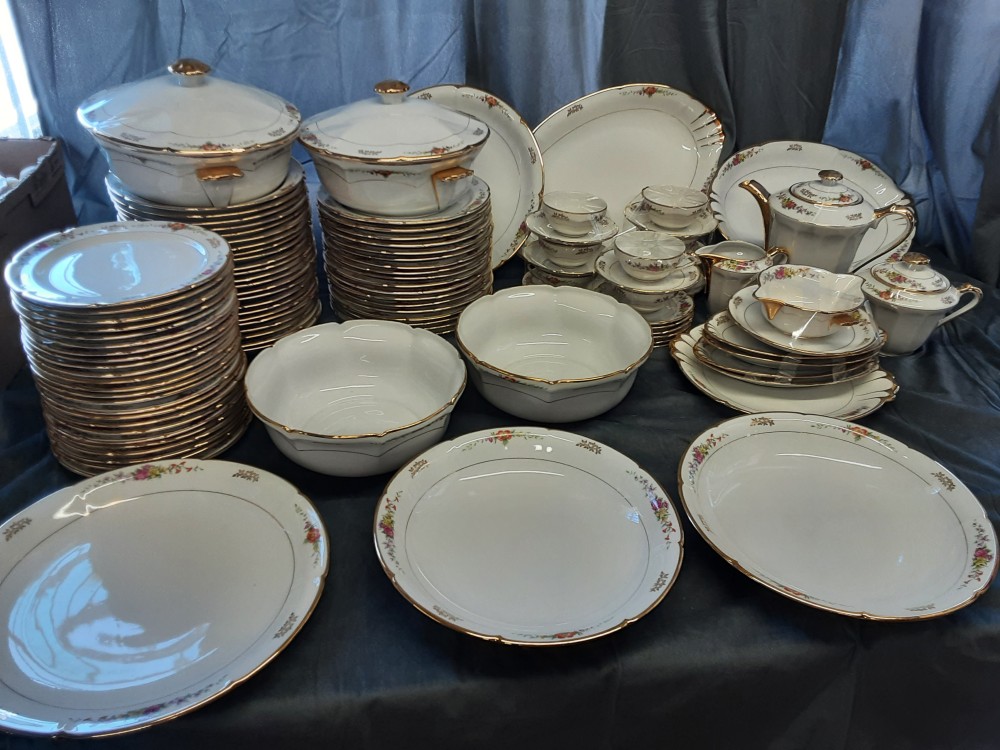 SERVICE DE TABLE + SERVICE CAFE EN PORCELAINE DE LIMOGES BLANC DORE A FLEURS