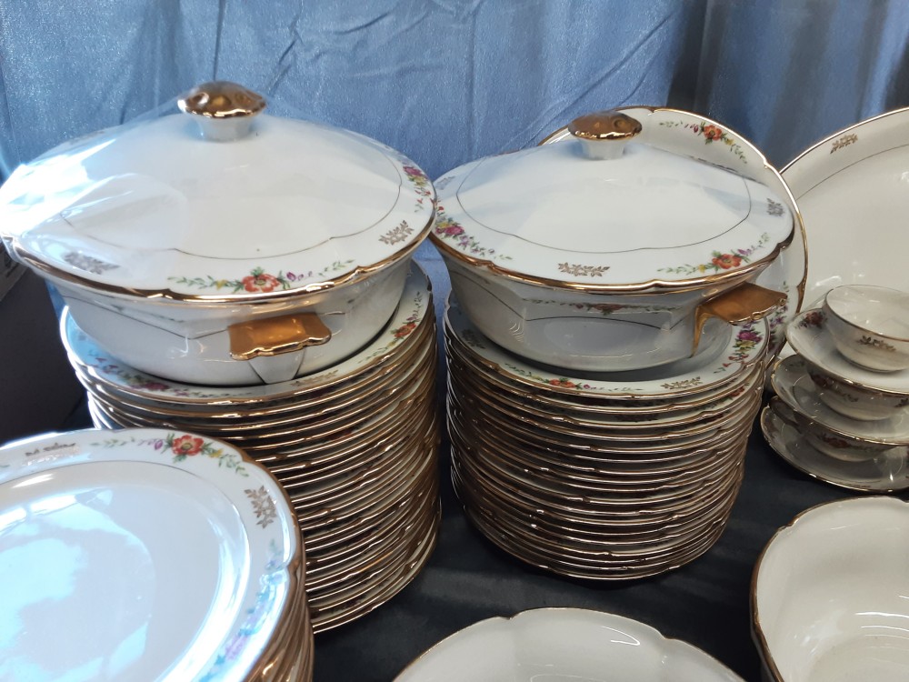 SERVICE DE TABLE + SERVICE CAFE EN PORCELAINE DE LIMOGES BLANC DORE A FLEURS
