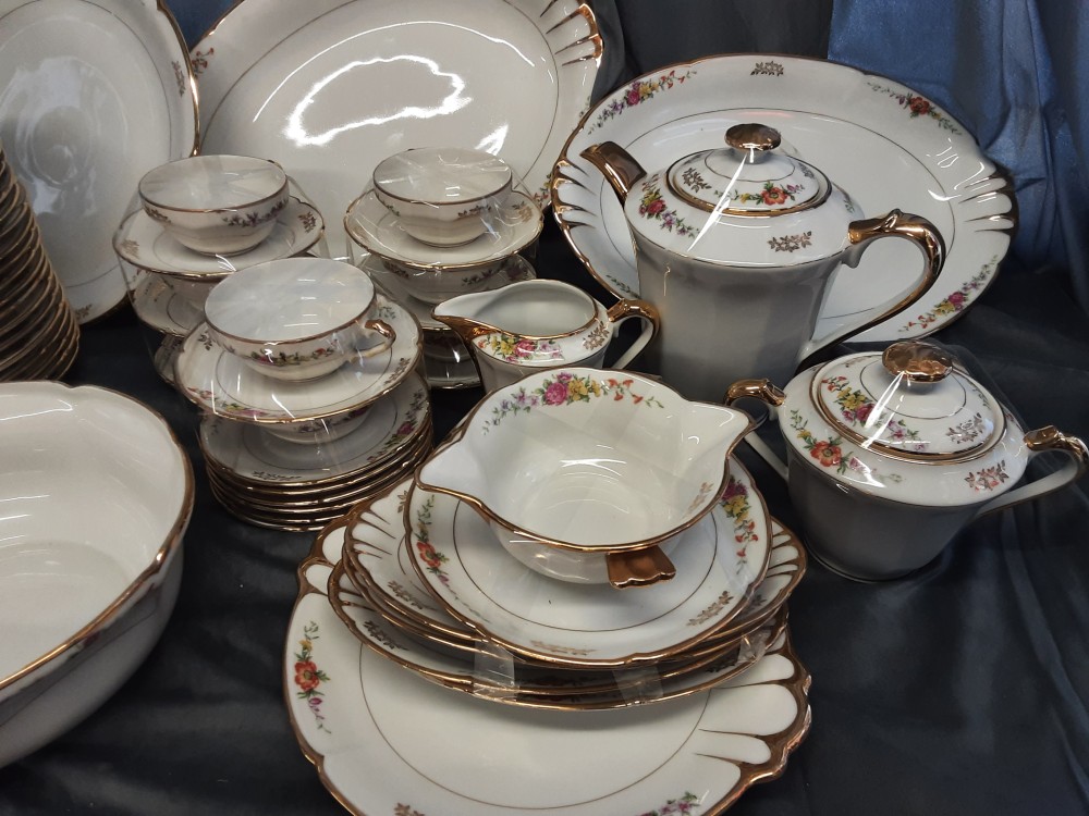 SERVICE DE TABLE + SERVICE CAFE EN PORCELAINE DE LIMOGES BLANC DORE A FLEURS
