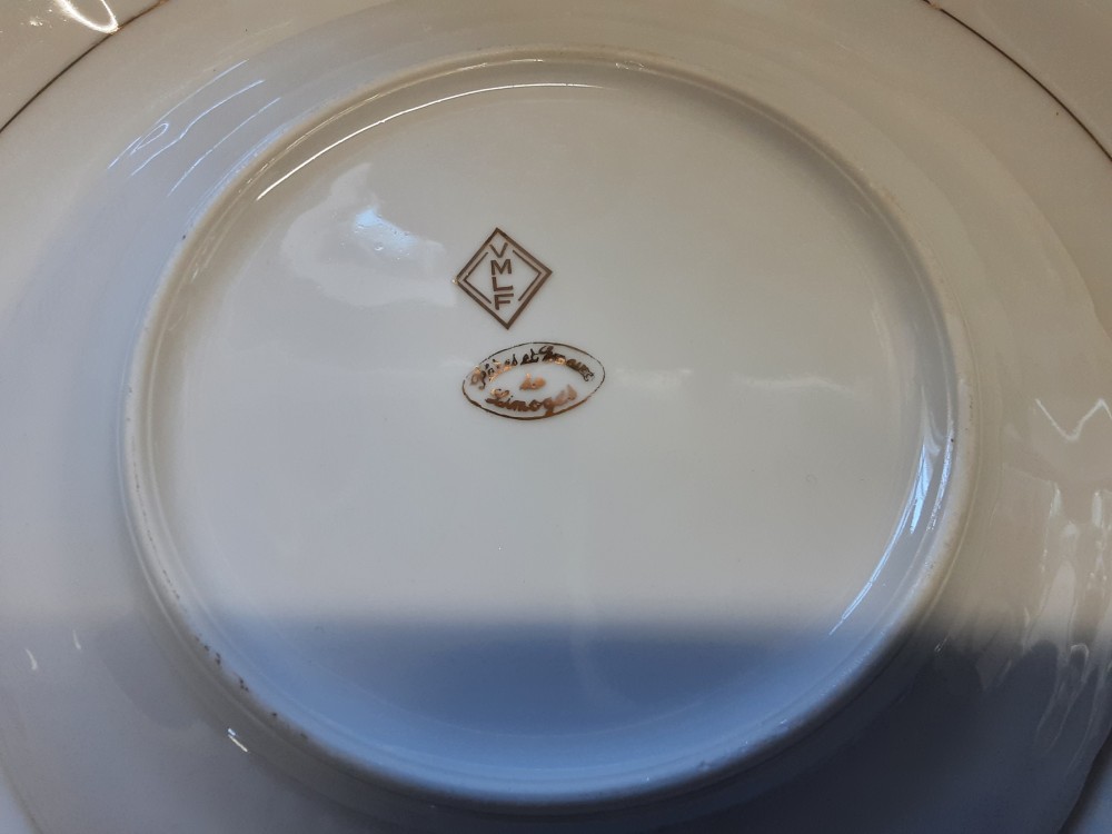 SERVICE DE TABLE + SERVICE CAFE EN PORCELAINE DE LIMOGES BLANC DORE A FLEURS