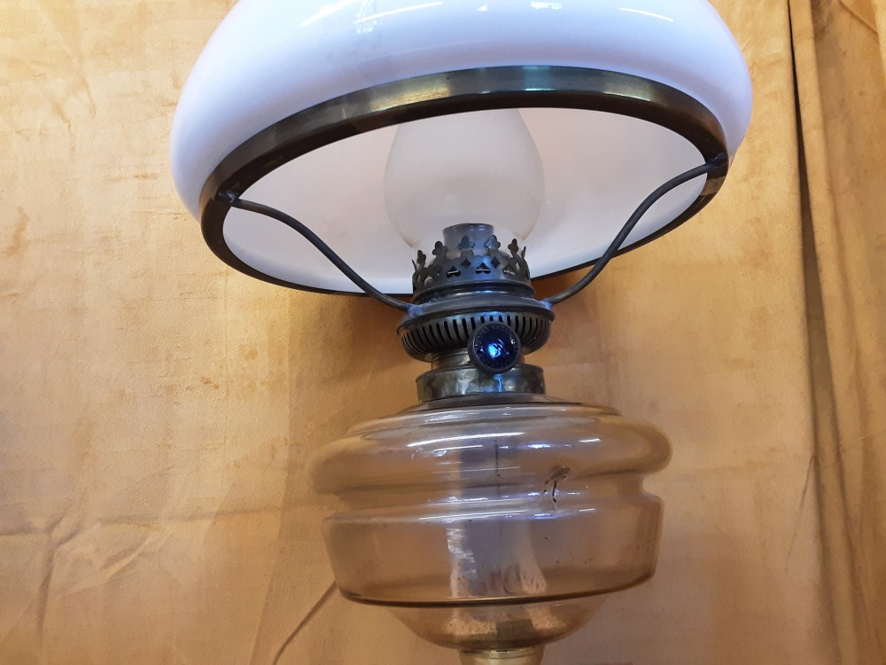 LAMPE A PETROLE GM PIED DORE VERRE ET OPALINE