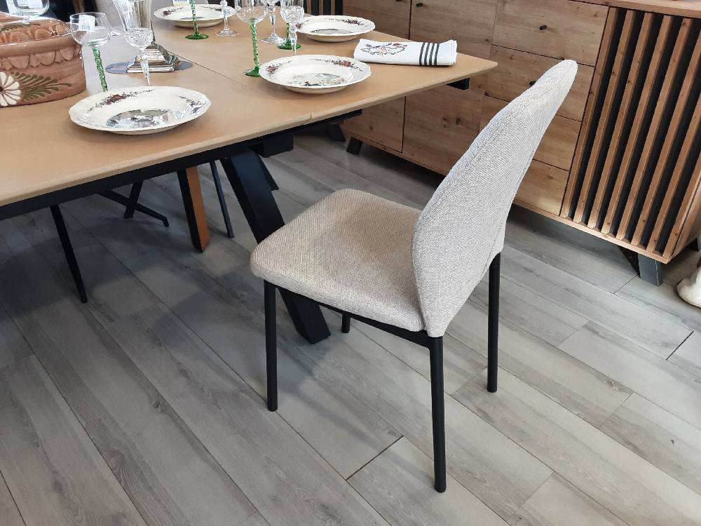 CHAISE ECO ECRU EN TISSU MOTIF CAPITONNÉ - PIEDS MÉTAL NOIR