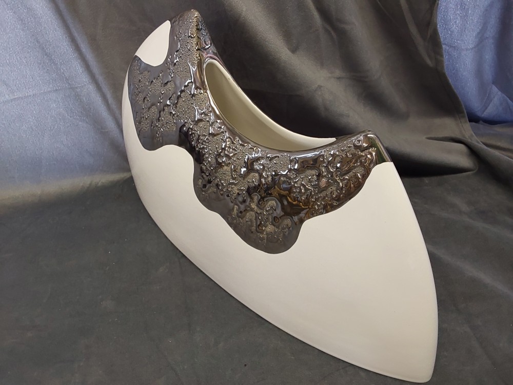 VASE EN CÉRAMIQUE BLANC DÉCOR ARGENTÉ H.22CM