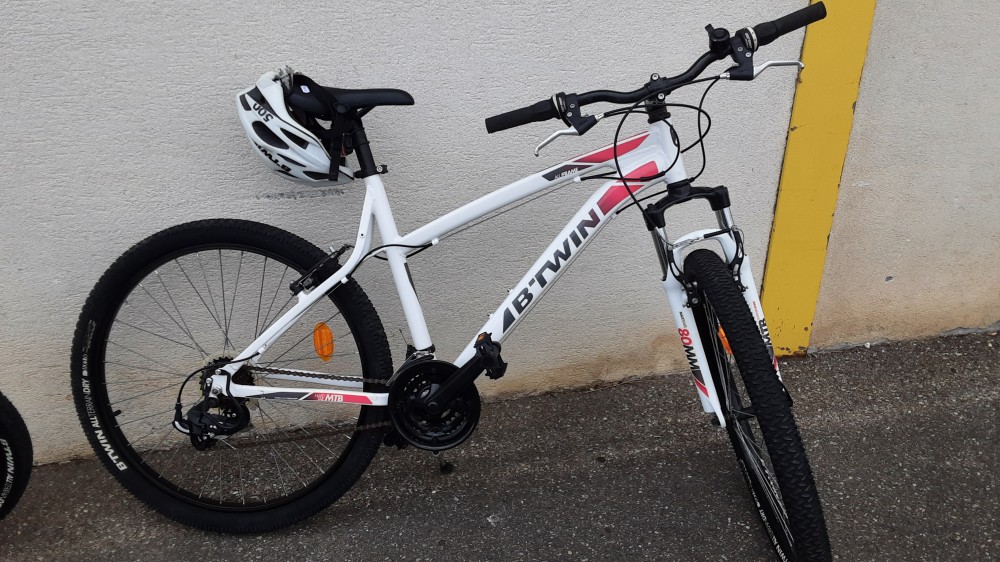 VTT BTWIN ROCKRIDER 340 BLANC ET NOIR 26 POUCES