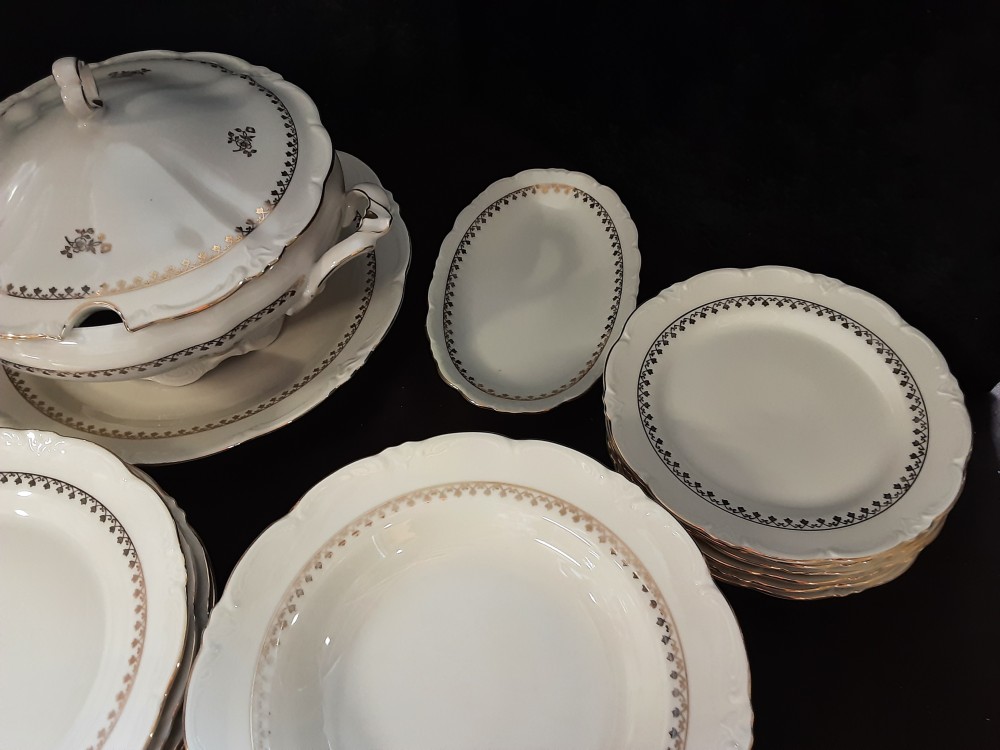 SERVICE PORCELAINE BLANC ET OR 24 PCS