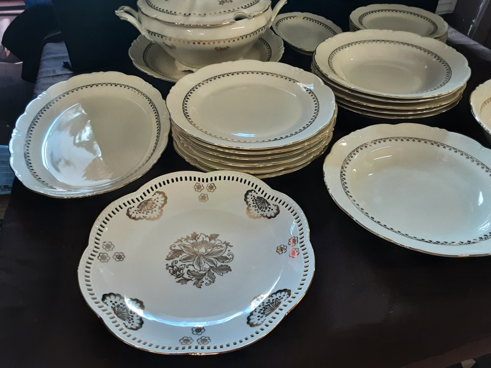 SERVICE PORCELAINE BLANC ET OR 24 PCS