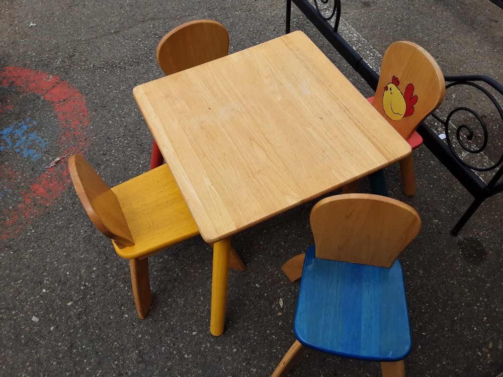 TABLE ENFANT MULTICOLORE AVEC 4 CHAISES