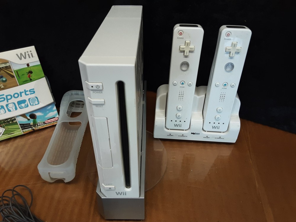 CONSOLE WII + 2 MANETTES + WII SPORT
