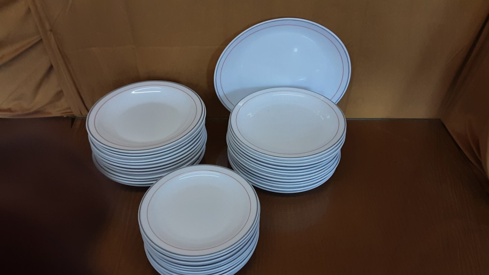 LOT DE VAISSELLES ARCOPAL BLANCHE FILET ROUGE ET GRIS
