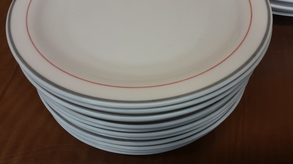 LOT DE VAISSELLES ARCOPAL BLANCHE FILET ROUGE ET GRIS