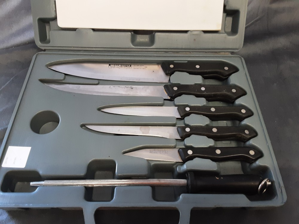 COFFRET 5 COUTEAUX + 1 FUSIL + 1 PLANCHE