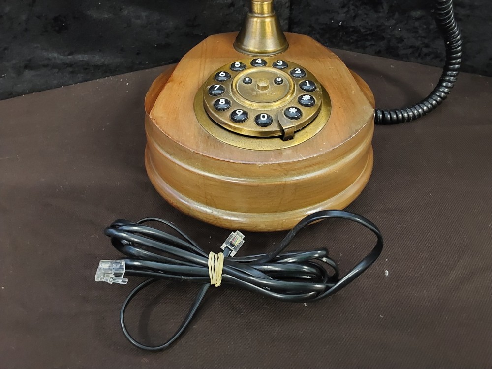 TELEPHONE A TOUCHE EN BOIS IMITATION ANCIEN