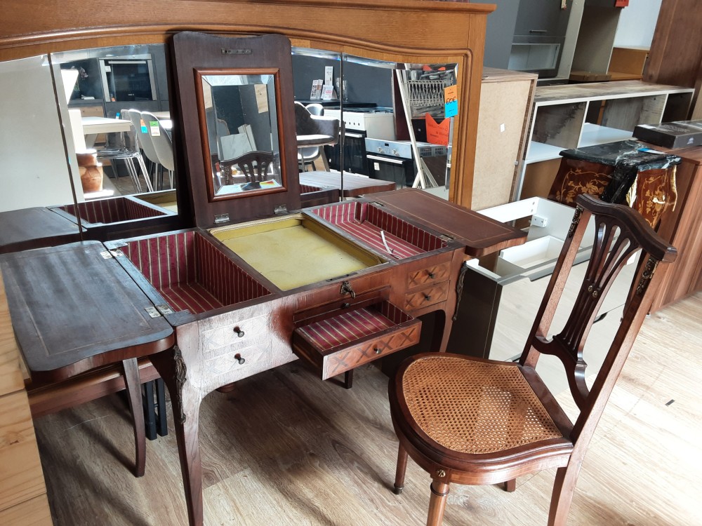 COIFFEUSE MARQUETEE 3 PORTES 2 TIROIRS A RESTAURER AVEC 1 CHAISE